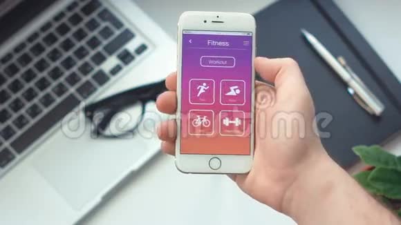 在智能手机上设置健身应用程序上的自行车计时器视频的预览图