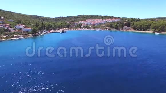 可在克罗地亚山上和公共海滩上看到透明的蓝色海湾有公寓视频的预览图