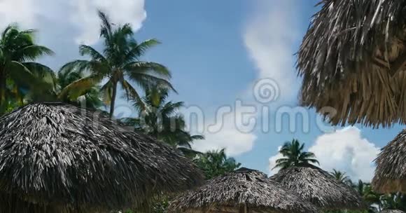云的运动在瓦拉德罗的天空度假胜地从屋顶到沙洲的景色多云的古巴天空时间推移视频的预览图