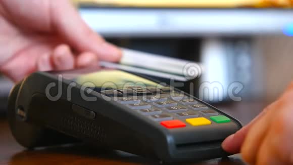 女性手拿银行卡使用终端进行支付非现金支付的概念视频的预览图
