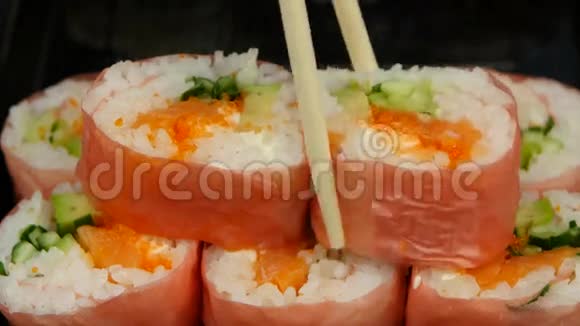 厨师把粉红色的诺丽寿司放在碗里关门视频的预览图