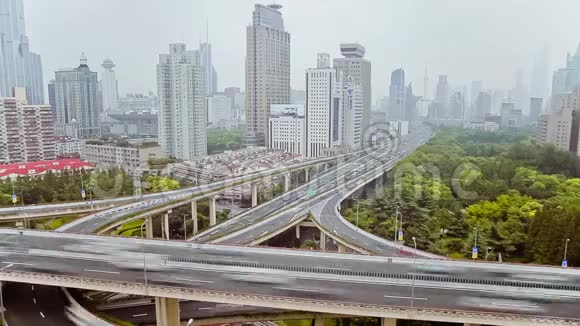 中国上海现代城市立交桥繁忙交通时间的推移视频的预览图