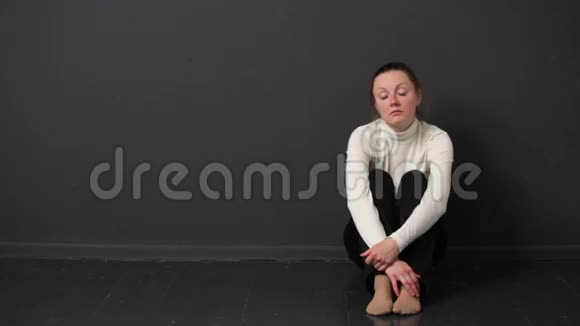 伤心的女人坐在地上视频的预览图
