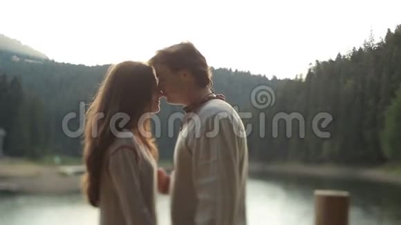 年轻英俊的男人穿着传统的乌克兰服装轻轻地亲吻他美丽的女人的额头很温柔的时刻视频的预览图