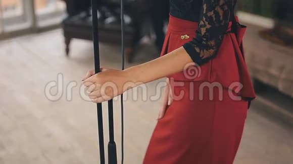 漂亮的歌手穿着红色裙子在麦克风上表演明亮的化妆爵士乐视频的预览图