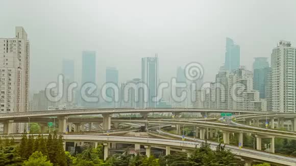 中国上海现代城市立交桥繁忙交通时间的推移视频的预览图