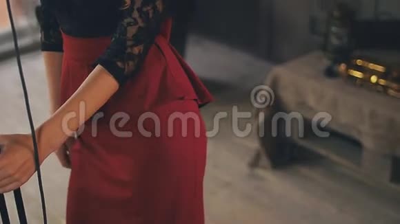 穿红色裙子的漂亮爵士歌手在麦克风前的舞台上化妆鲜艳视频的预览图