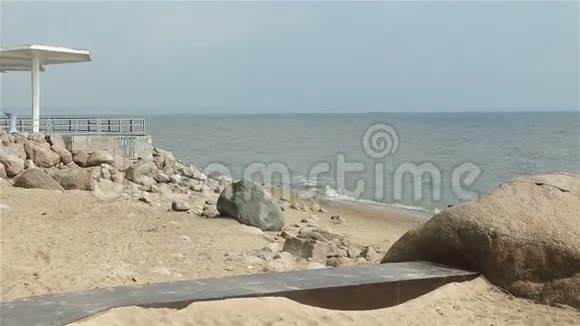 靠近海岸的海有一条通往陆地上的石柱的小径视频的预览图