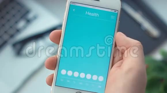 检查智能手机健康应用程序的活动监控视频的预览图
