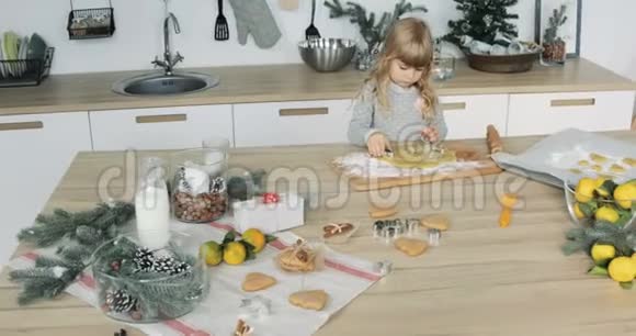 可爱的小女儿准备圣诞饼干视频的预览图
