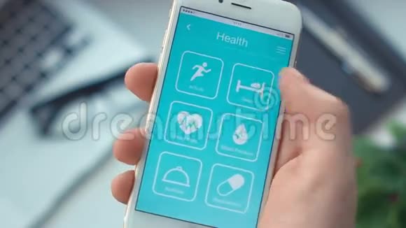 检查智能手机健康应用程序的睡眠监测视频的预览图