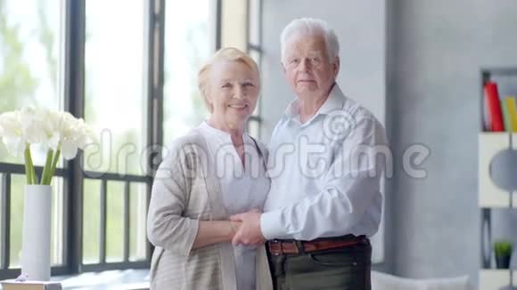 可爱快乐的老年夫妇在现代公寓他们看着摄像机微笑着说话视频的预览图