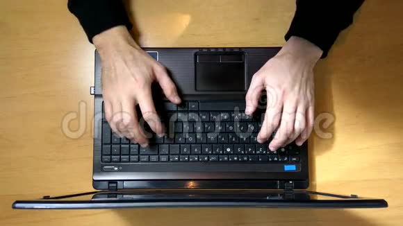 程序员黑客在办公桌上工作视频的预览图