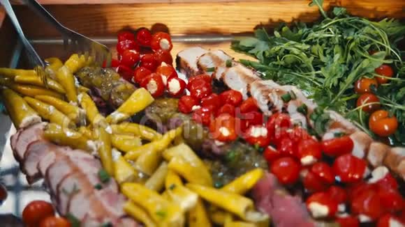 自助餐是美味的肉类和蔬菜视频的预览图