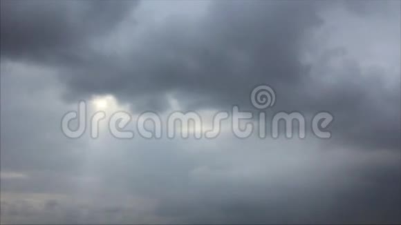 灰色的云景雨视频的预览图