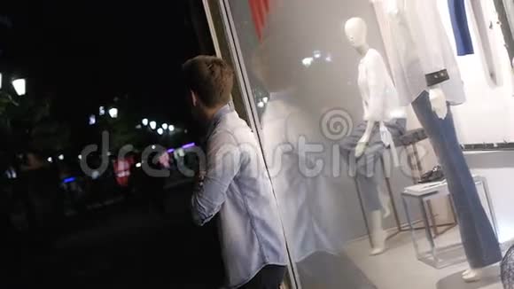 帅哥模特晚上在店面摆姿势视频的预览图