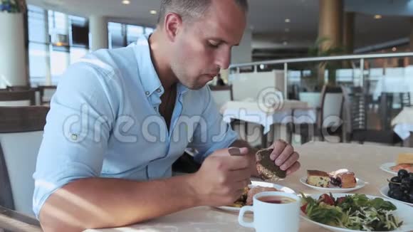 坐在餐厅吃食物的人视频的预览图