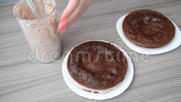 女人用奶油涂抹海绵蛋糕视频的预览图