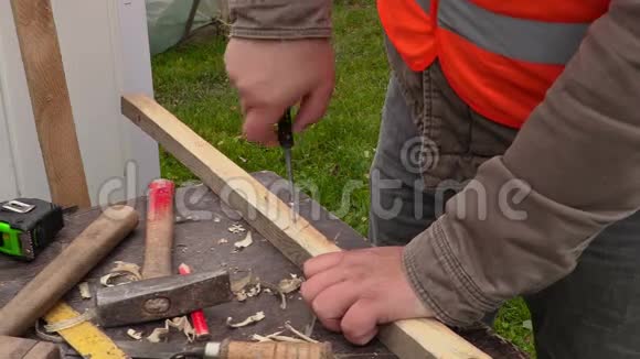 木匠船员用木板栓牢视频的预览图
