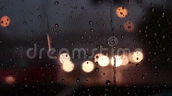 雨中透过挡风玻璃看到的灯光视频的预览图