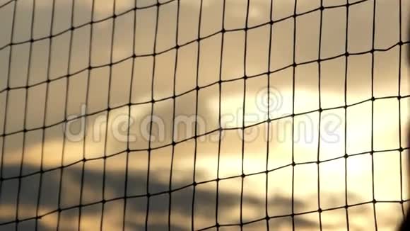 日落时的排球网近距离射击视频的预览图