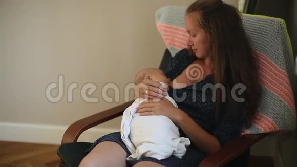 母亲在室内护理新生儿视频的预览图