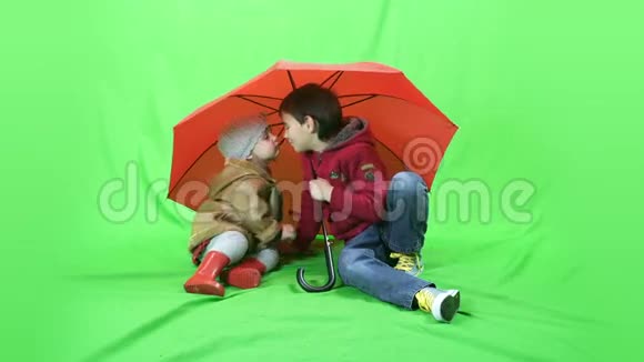 雨伞下的快乐孩子绿色屏幕4kProRes42210bit视频的预览图