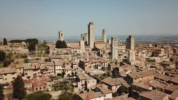 关于圣吉米尼亚诺村的无人机空中镜头联合国教科文组织世界遗产意大利托斯卡纳视频的预览图