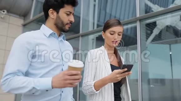 商人们在街上用电话和咖啡工作视频的预览图