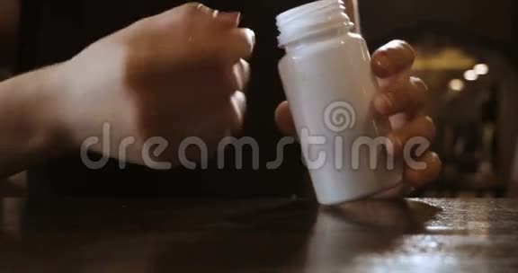女人用白色塑料瓶把皮尔塞在手掌上视频的预览图