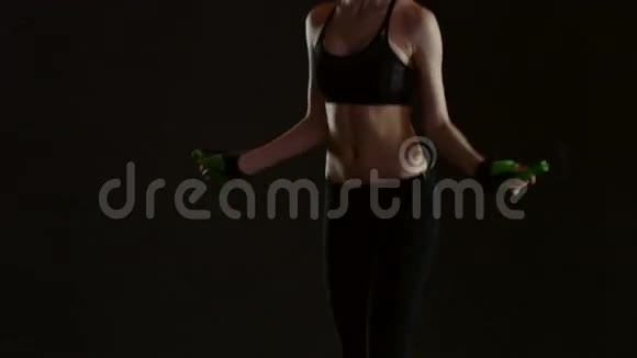 女运动员用跳绳训练视频的预览图