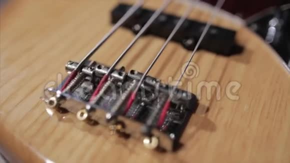 乐器设备老式低音吉他木制平滑运动视频的预览图