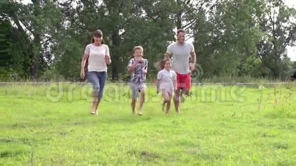 家庭在慢动作的领域中奔跑视频的预览图