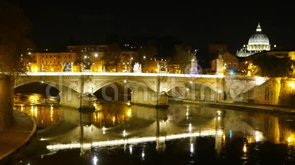 与梵蒂冈和圣彼得大教堂的夜晚在罗马的蒂伯河上令人惊叹的景色视频的预览图