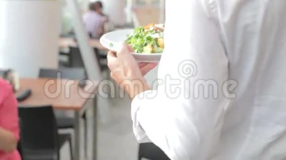 服务员在餐厅为三位女性朋友提供午餐视频的预览图