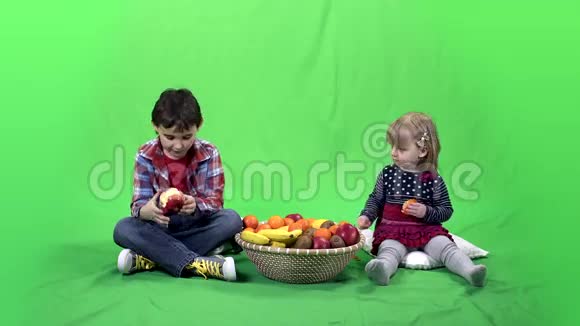 儿童水果和绿色屏幕4kProRes422视频的预览图