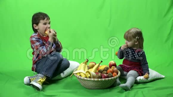 儿童水果和绿色屏幕4kProRes422视频的预览图