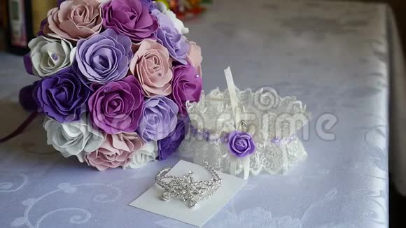 花束吊袜带婚礼摆在新娘室内的餐桌上视频的预览图