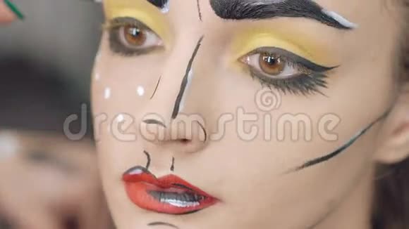 艺术家画女孩万圣节化妆视频的预览图
