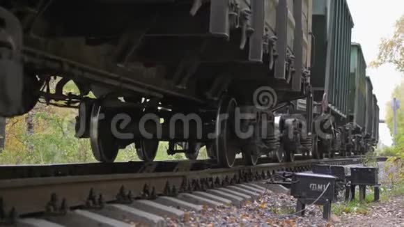 在美丽的秋林上火车在铁路上缓慢地快速行驶3840x2160视频的预览图
