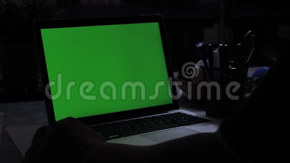 在桌上的笔记本电脑上拍摄的一个小男孩的肩膀上视频的预览图