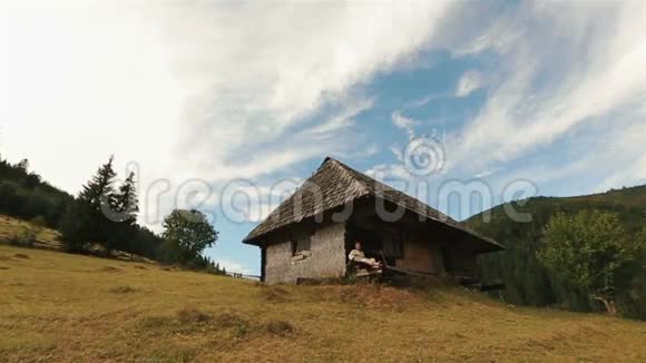 喀尔巴阡山上一个年轻的喀尔巴阡山乡下人视频的预览图