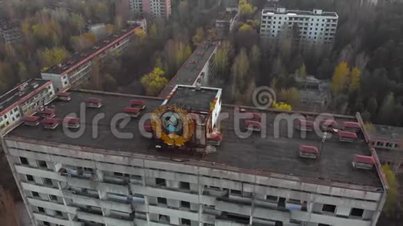 在普里皮亚特的一栋建筑上的苏联武装外衣视频的预览图