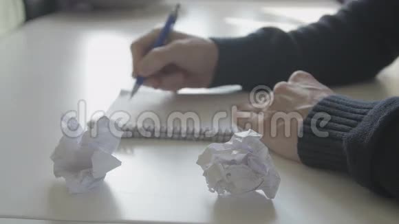 一个人在纸上写着想法一张皱巴巴的纸视频的预览图