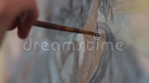 女人用画笔在画布上画一幅画视频的预览图