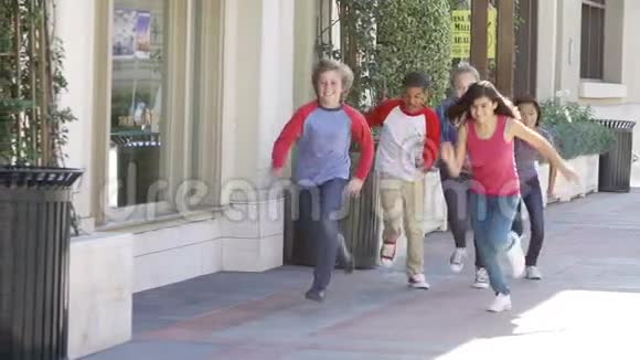 青少年在购物中心奔跑的慢动作镜头视频的预览图