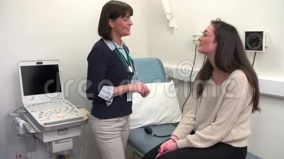 青少年女性患者与医生讨论症状视频的预览图