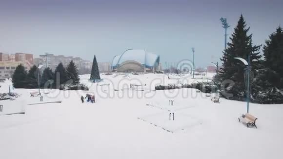 用一棵美丽的圣诞树航拍城市的中心区域4K视频的预览图