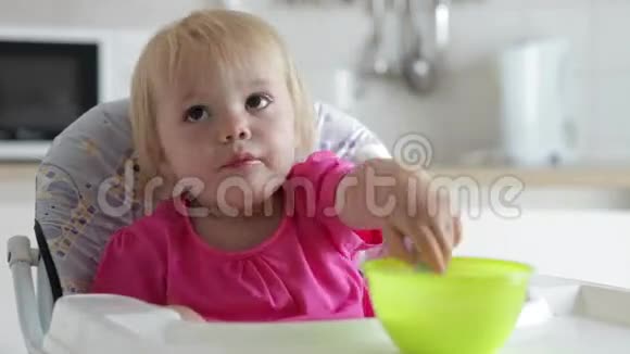 坐在高椅上吃酸奶的女孩的时间流逝视频的预览图