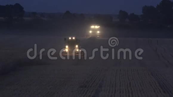 晚上在农场用灯光打麦4K视频的预览图